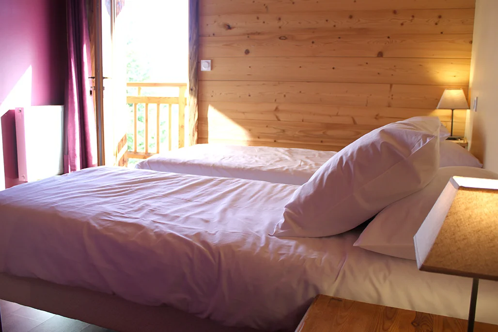 Yellow bedroom: Rhododendron