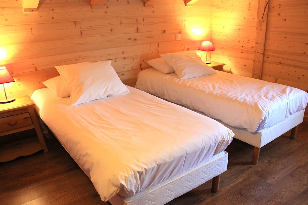 Pink bedroom: Gentiane